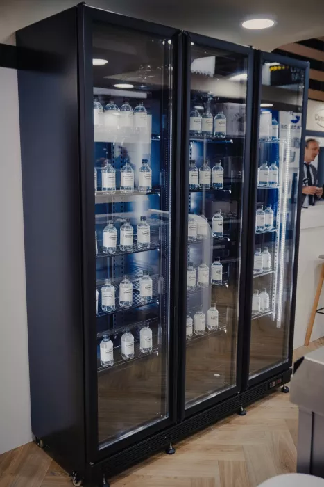 Kühlschrank mit 3 Glastüren 1200 l – Schwarz, Umluft & LED