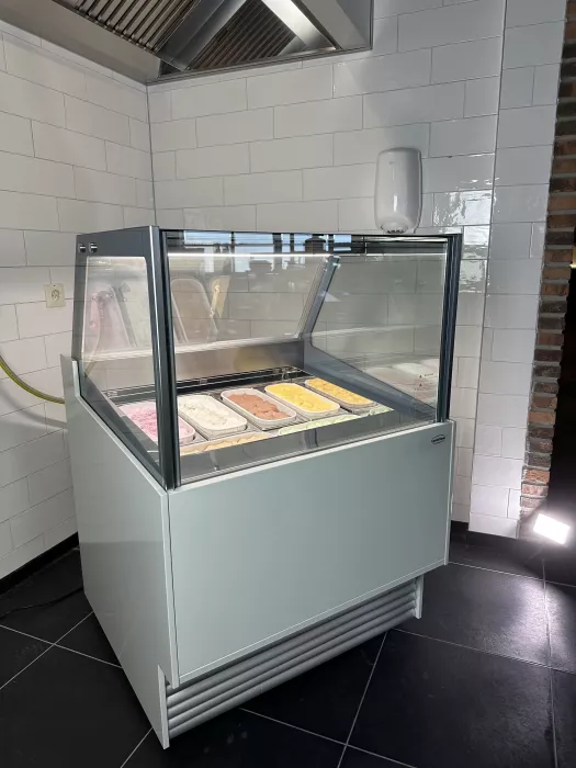 Speiseeisvitrine Komodo 6x5L – Kompakte Eistheke, Umluft – 189 L