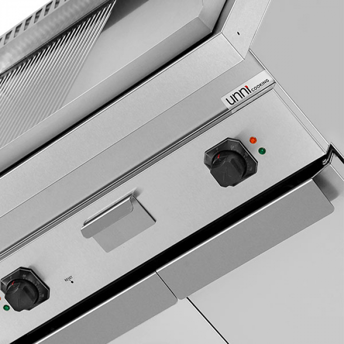 Elektro-Grillplatte E70GP20 Serie 700 1/2 glatt 1/2 gerillt Chrom