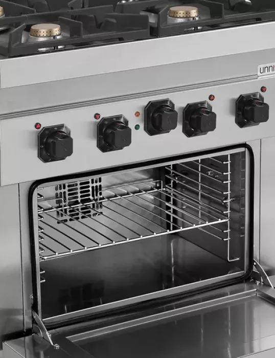 Gasherd 700 mit 4 Brennern und Elektro-Backofen