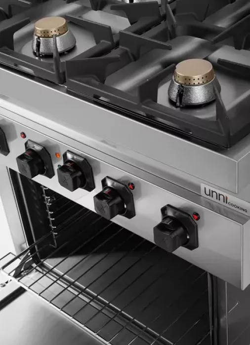 Gasherd 700 mit 4 Brennern und Elektro-Backofen