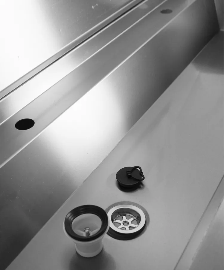 Edelstahl Waschbecken 1800 mm – Mit 3 Ablasshähnen Edelstahl Waschbecken 1800 mm – Mit 3 Ablasshähnen