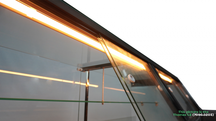 Kühlvitrine 370 l – Umluft – LED – Klappglas & Snack-Etage Kühlvitrine 370 l – Umluft – LED – Klappglas & Snack-Etage