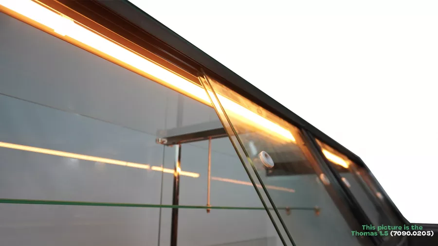 Kühlvitrine 370 l – Umluft – LED – Klappglas & Snack-Etage Kühlvitrine 370 l – Umluft – LED – Klappglas & Snack-Etage