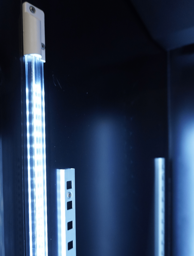 Gewerbekühlschrank mit 3 Glastüren – Schwarz – mit Glasheizung & LED Gewerbekühlschrank mit 3 Glastüren – Schwarz – mit Glasheizung & LED