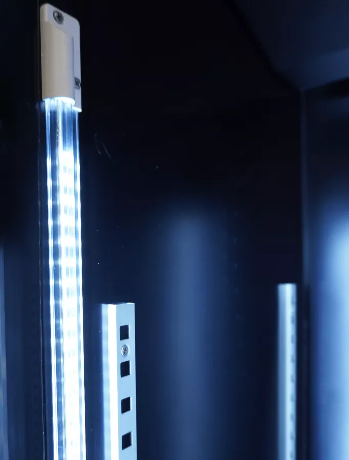 Gewerbekühlschrank mit 3 Glastüren – Schwarz – mit Glasheizung & LED Gewerbekühlschrank mit 3 Glastüren – Schwarz – mit Glasheizung & LED
