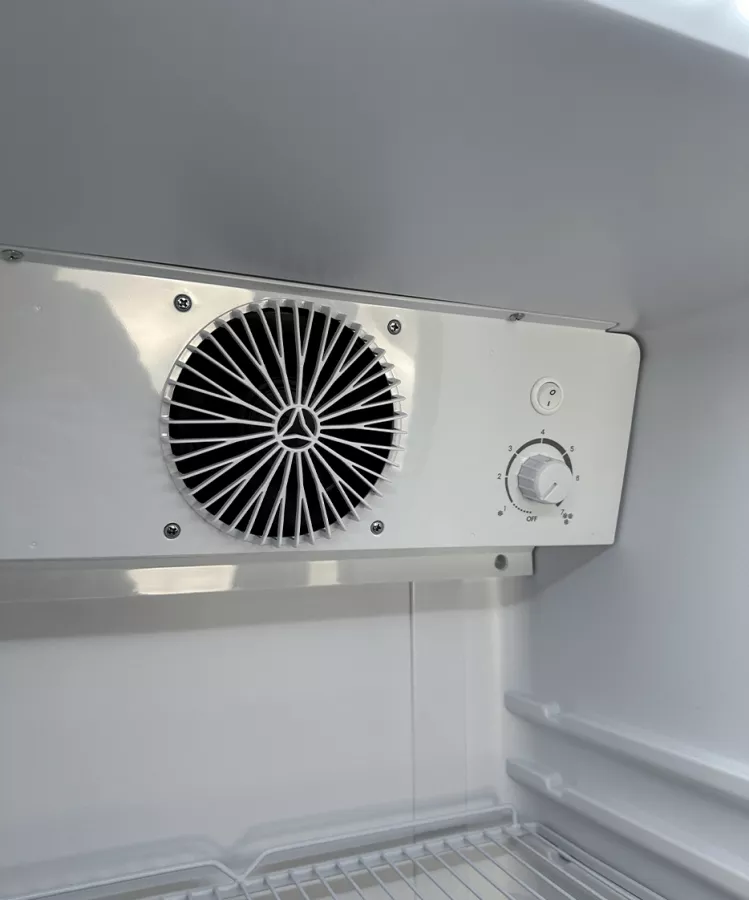 Glastürkühlschrank – 240 L, schwarz, LED, +1 bis +10 °C Glastürkühlschrank – 240 L, schwarz, LED, +1 bis +10 °C