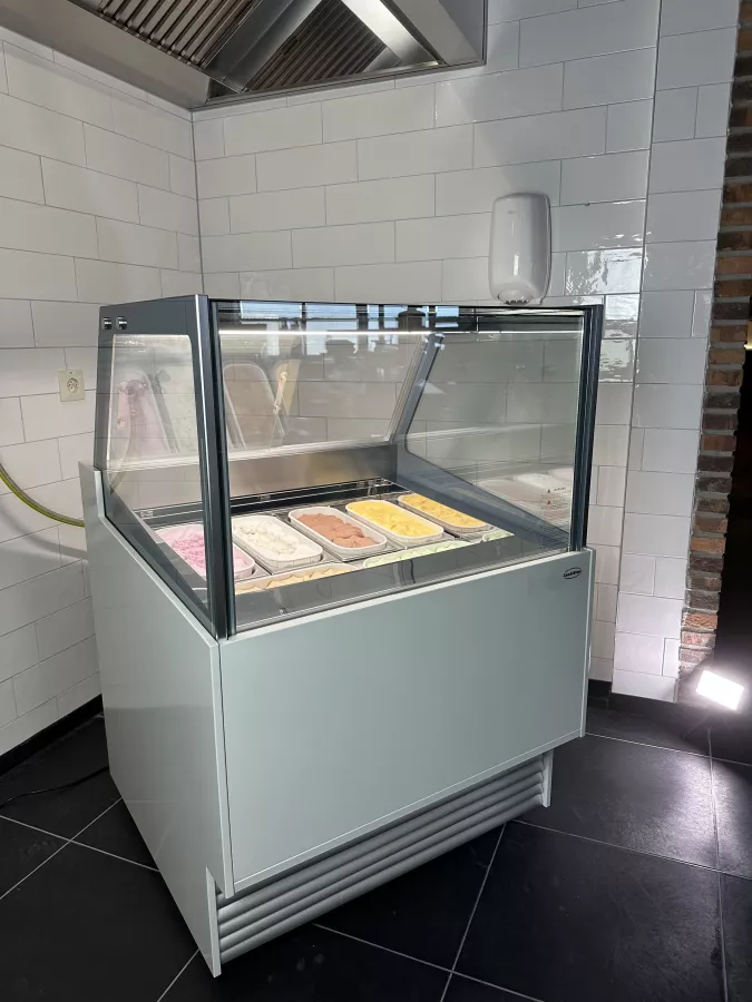 Speiseeisvitrine Komodo 6x5L – Kompakte Eistheke, Umluft – 189 L Speiseeisvitrine Komodo 6x5L – Kompakte Eistheke, Umluft – 189 L